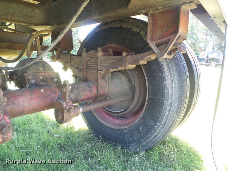 image for item DH4980 1986 Merritt B82-1142-002 single hopper bottom grain trailer