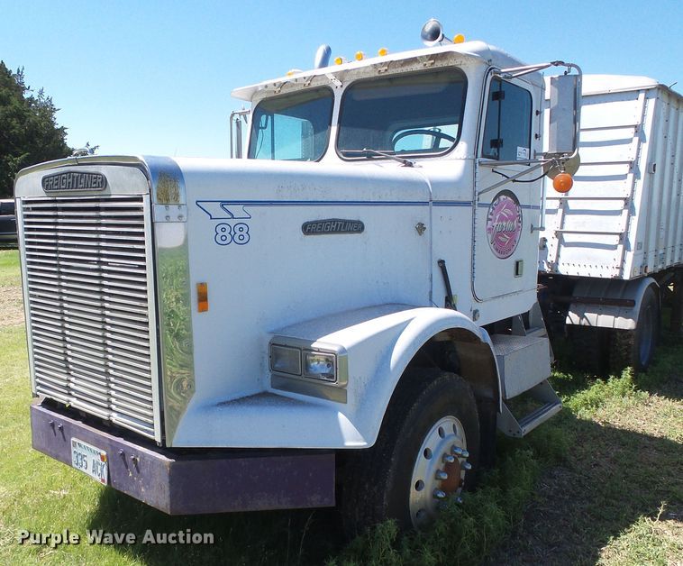 image for item DH4981 1988 Freightliner FLC  semi truck