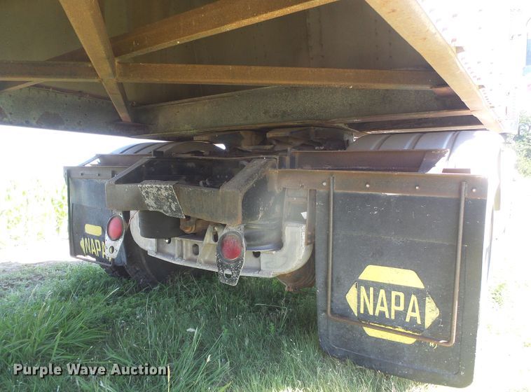 image for item DH4981 1988 Freightliner FLC  semi truck