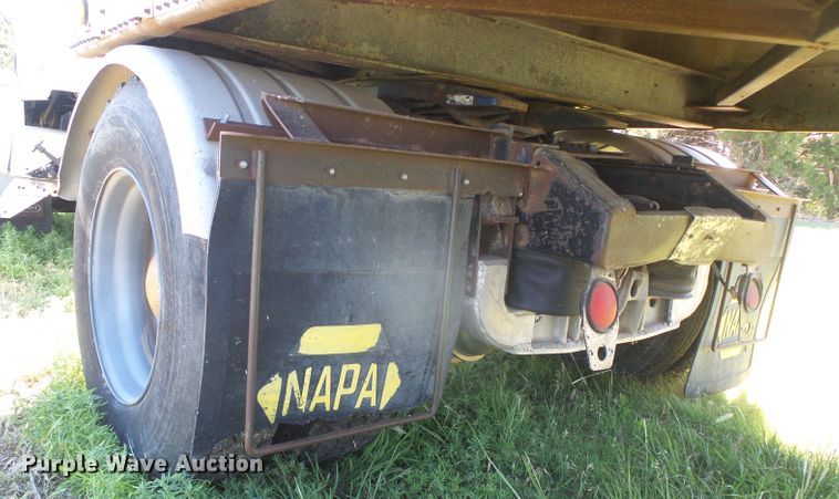 image for item DH4981 1988 Freightliner FLC  semi truck