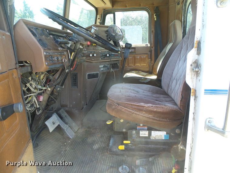 image for item DH4981 1988 Freightliner FLC  semi truck