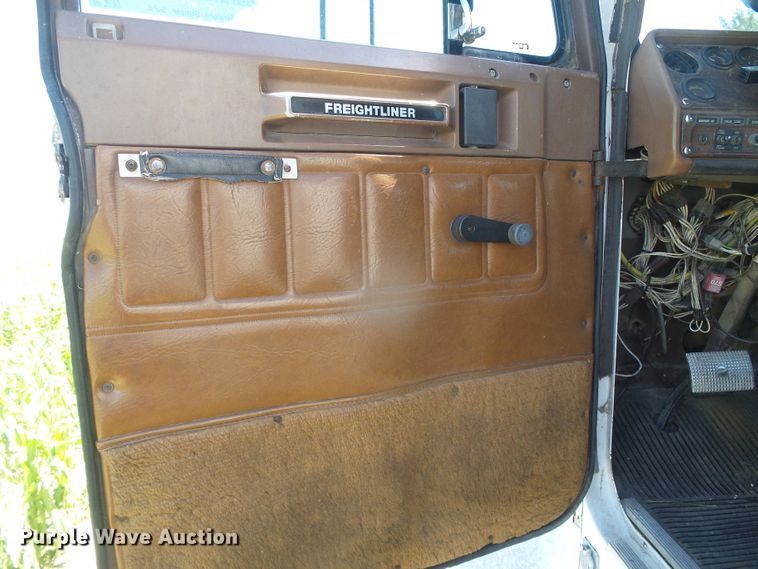 image for item DH4981 1988 Freightliner FLC  semi truck