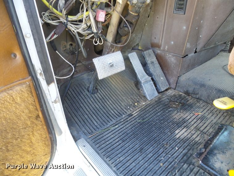 image for item DH4981 1988 Freightliner FLC  semi truck