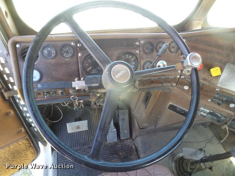 image for item DH4981 1988 Freightliner FLC  semi truck