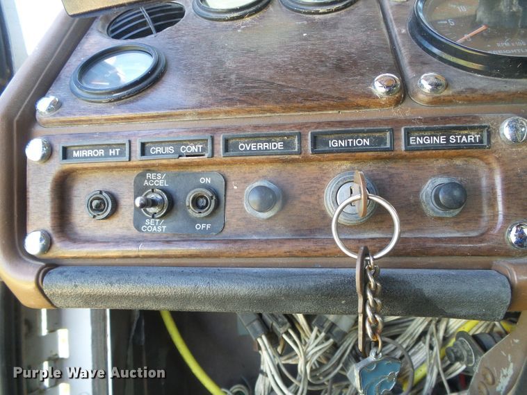 image for item DH4981 1988 Freightliner FLC  semi truck