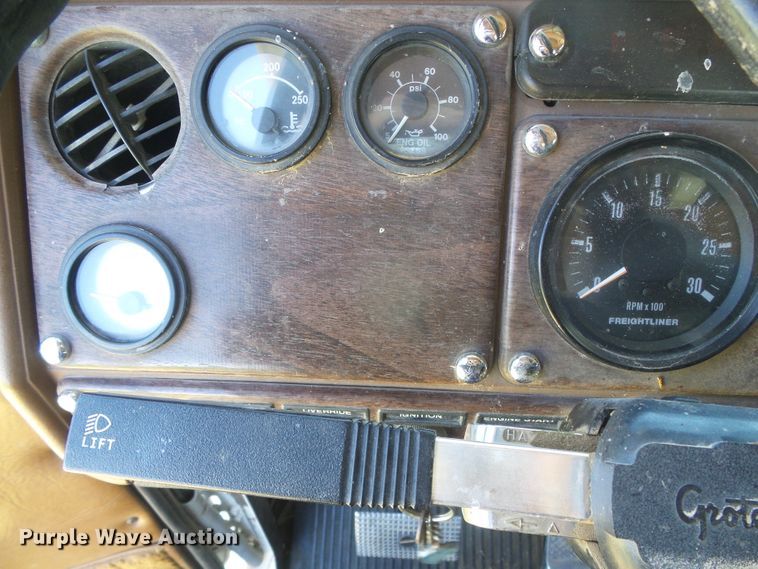 image for item DH4981 1988 Freightliner FLC  semi truck