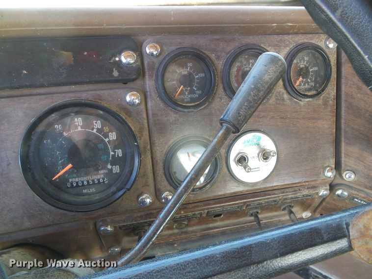 image for item DH4981 1988 Freightliner FLC  semi truck