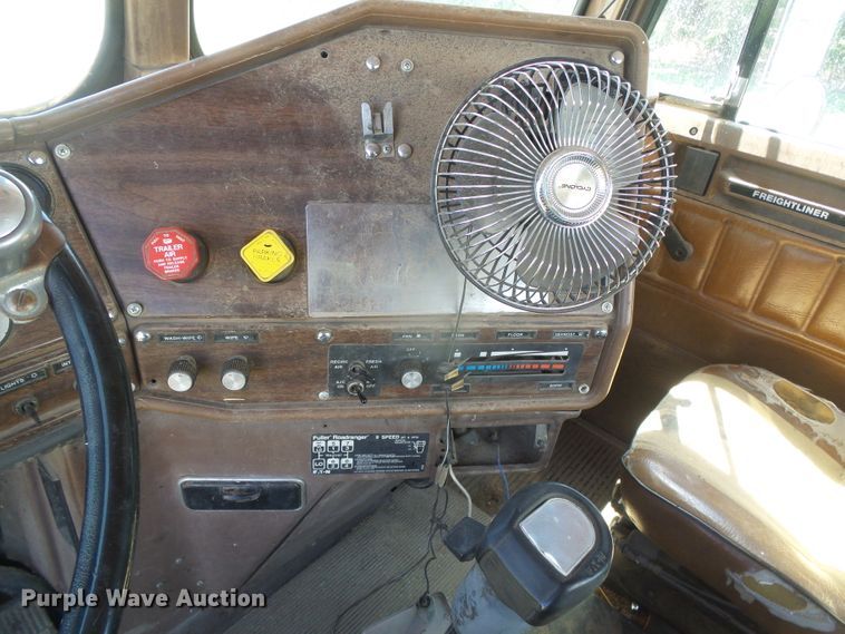 image for item DH4981 1988 Freightliner FLC  semi truck