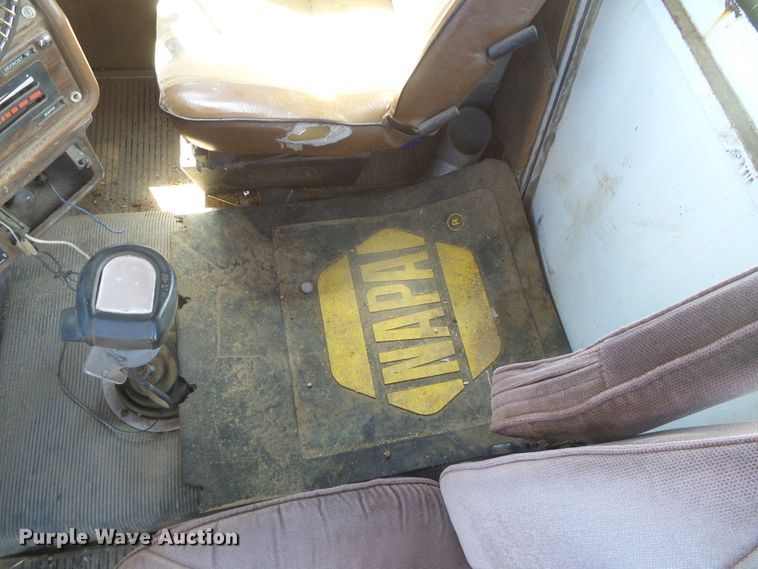 image for item DH4981 1988 Freightliner FLC  semi truck