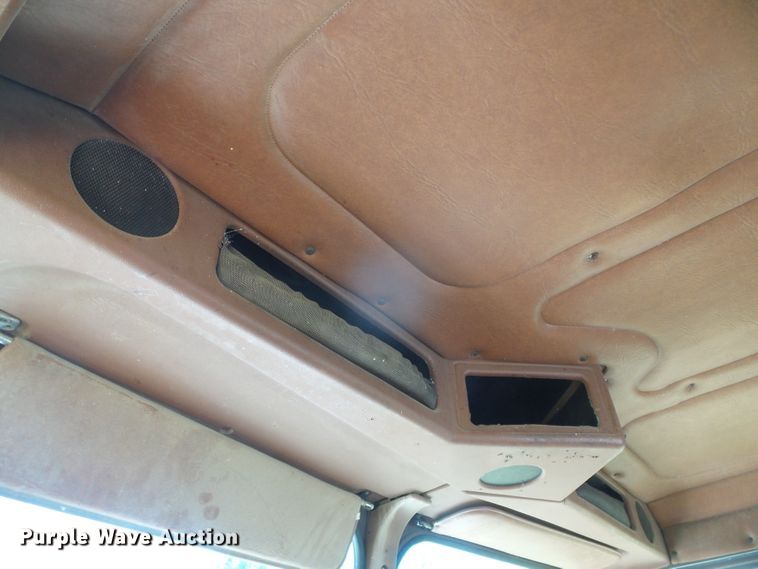 image for item DH4981 1988 Freightliner FLC  semi truck