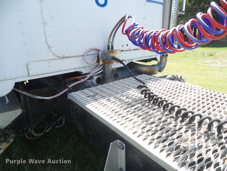 image for item DH4981 1988 Freightliner FLC  semi truck