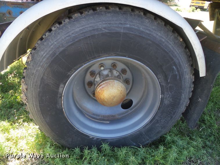 image for item DH4981 1988 Freightliner FLC  semi truck