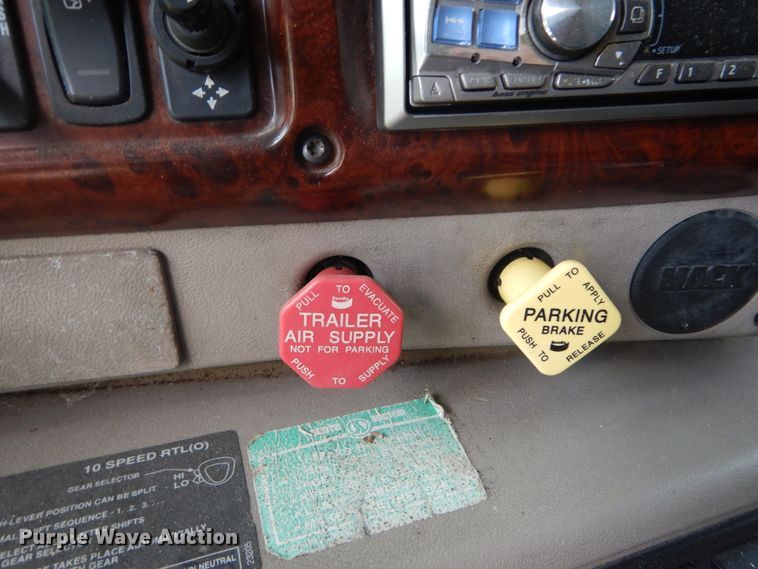 image for item DH5124 2000 Mack CX613  semi truck