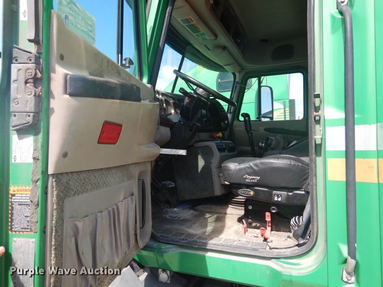 image for item DH5125 2001 Mack CX613  semi truck