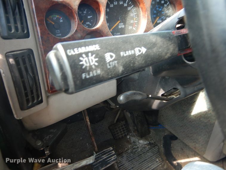 image for item DH5125 2001 Mack CX613  semi truck