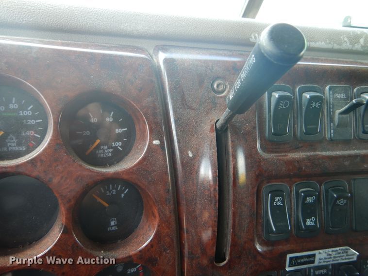 image for item DH5125 2001 Mack CX613  semi truck