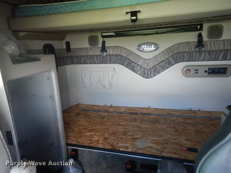 image for item DH5125 2001 Mack CX613  semi truck