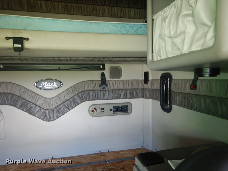 image for item DH5125 2001 Mack CX613  semi truck