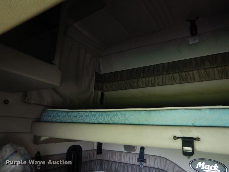 image for item DH5125 2001 Mack CX613  semi truck