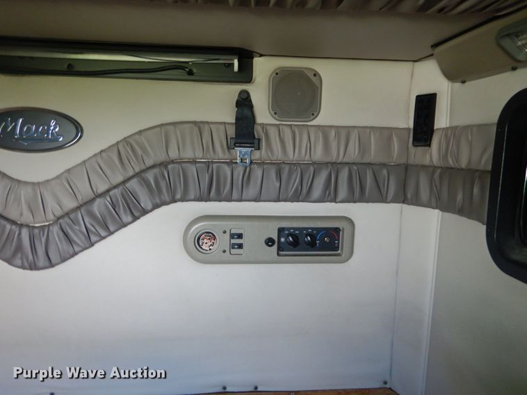 image for item DH5125 2001 Mack CX613  semi truck