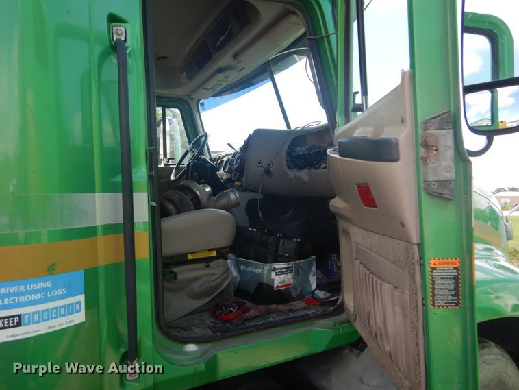 image for item DH5125 2001 Mack CX613  semi truck