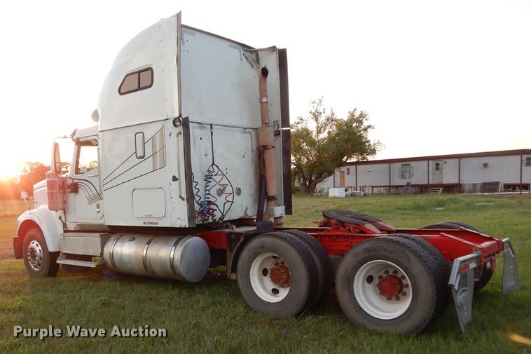 image for item DI5252 2005 International 9900i  semi truck