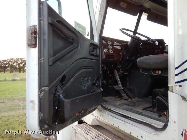 image for item DI5252 2005 International 9900i  semi truck