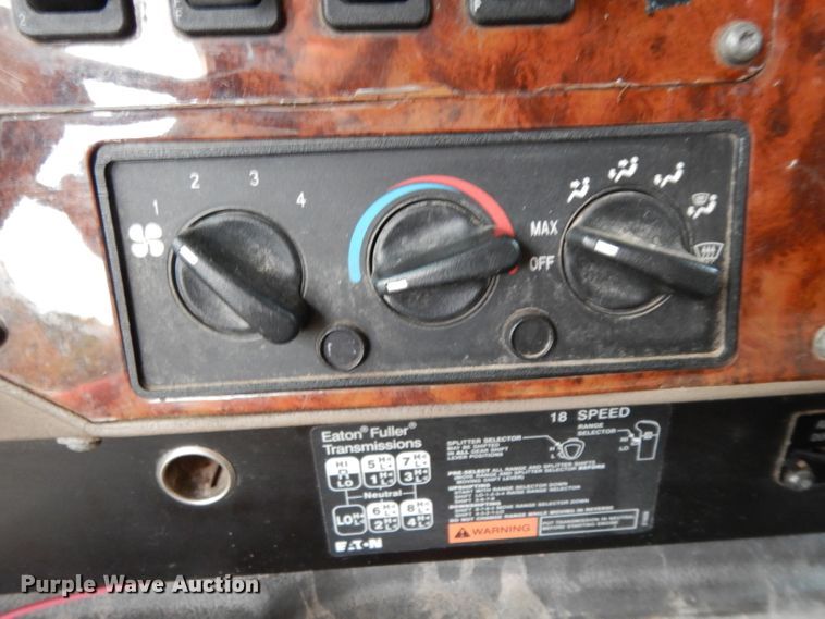 image for item DI5252 2005 International 9900i  semi truck