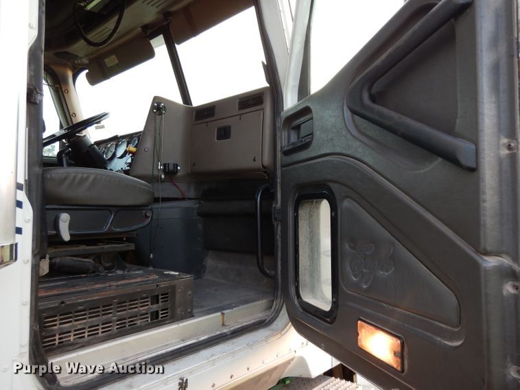 image for item DI5252 2005 International 9900i  semi truck