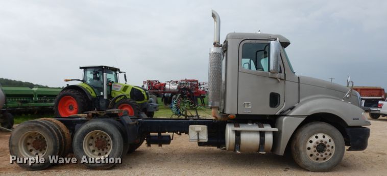 image for item DI5272 2007 Freightliner Columbia  semi truck