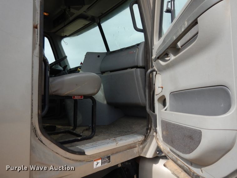 image for item DI5272 2007 Freightliner Columbia  semi truck