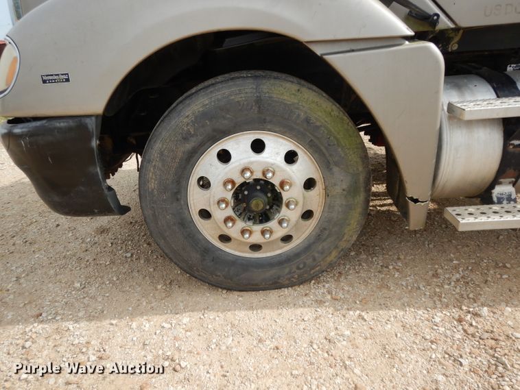 image for item DI5272 2007 Freightliner Columbia  semi truck