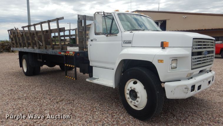 image for item FA9365 1993 Ford F700  flatbed truck