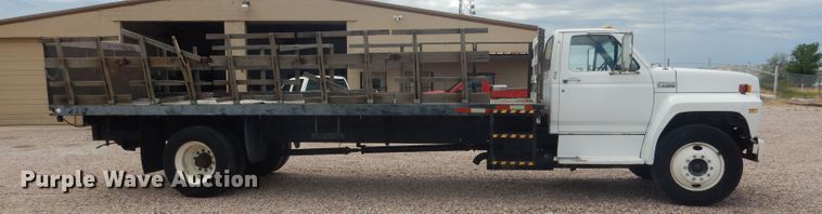 image for item FA9365 1993 Ford F700  flatbed truck