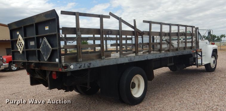 image for item FA9365 1993 Ford F700  flatbed truck