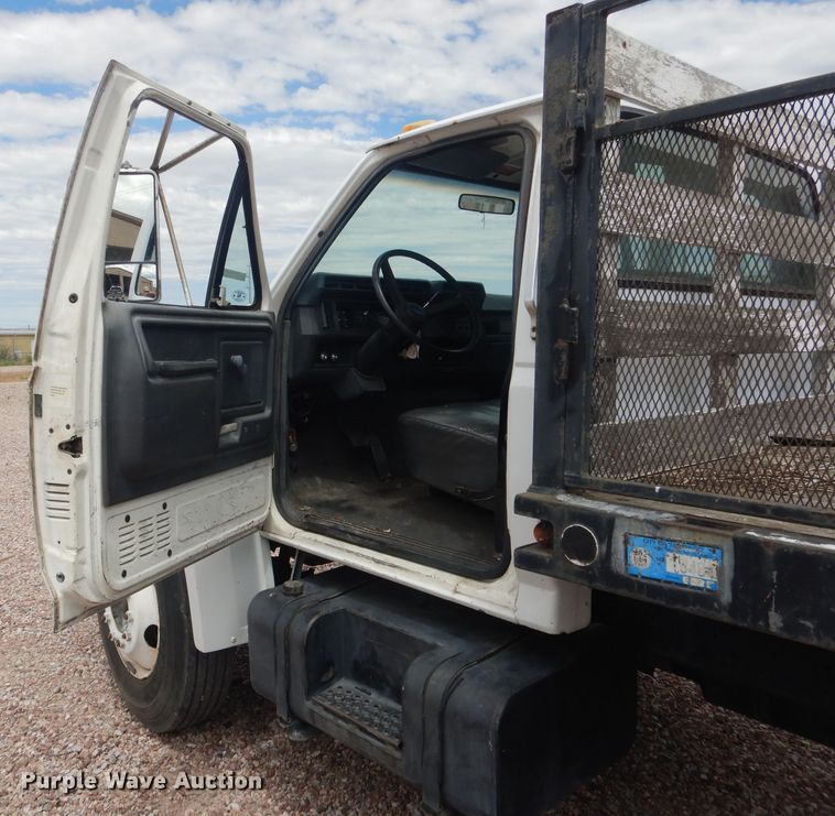 image for item FA9365 1993 Ford F700  flatbed truck
