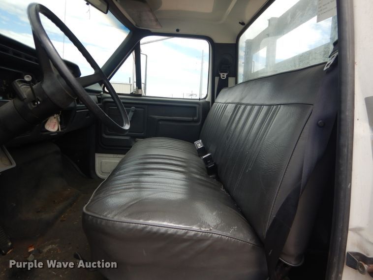 image for item FA9365 1993 Ford F700  flatbed truck