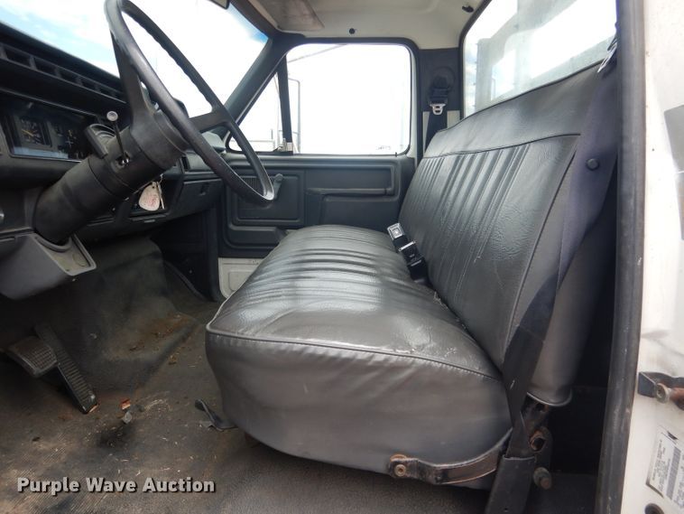 image for item FA9365 1993 Ford F700  flatbed truck