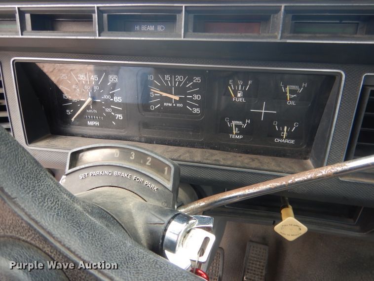 image for item FA9365 1993 Ford F700  flatbed truck