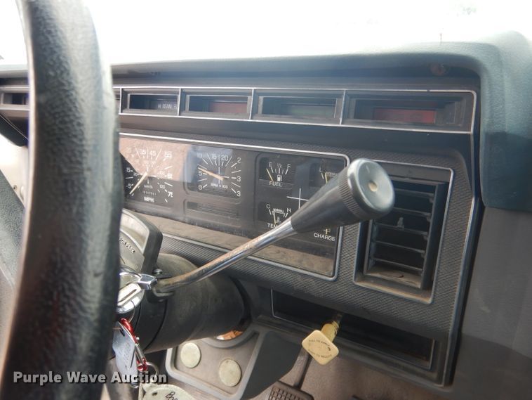 image for item FA9365 1993 Ford F700  flatbed truck