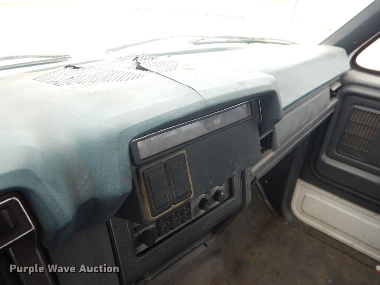 image for item FA9365 1993 Ford F700  flatbed truck