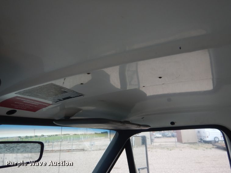 image for item FA9365 1993 Ford F700  flatbed truck