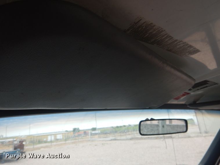 image for item FA9365 1993 Ford F700  flatbed truck