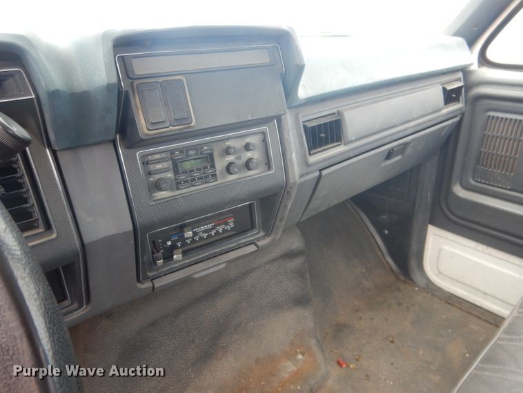 image for item FA9365 1993 Ford F700  flatbed truck