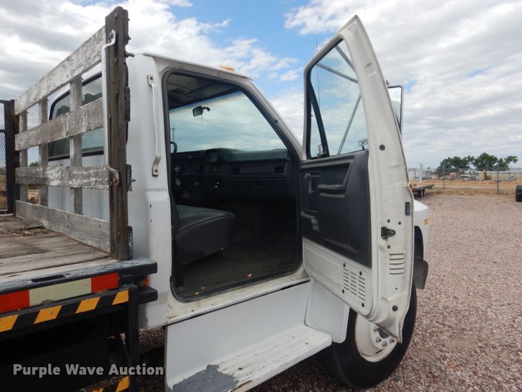 image for item FA9365 1993 Ford F700  flatbed truck