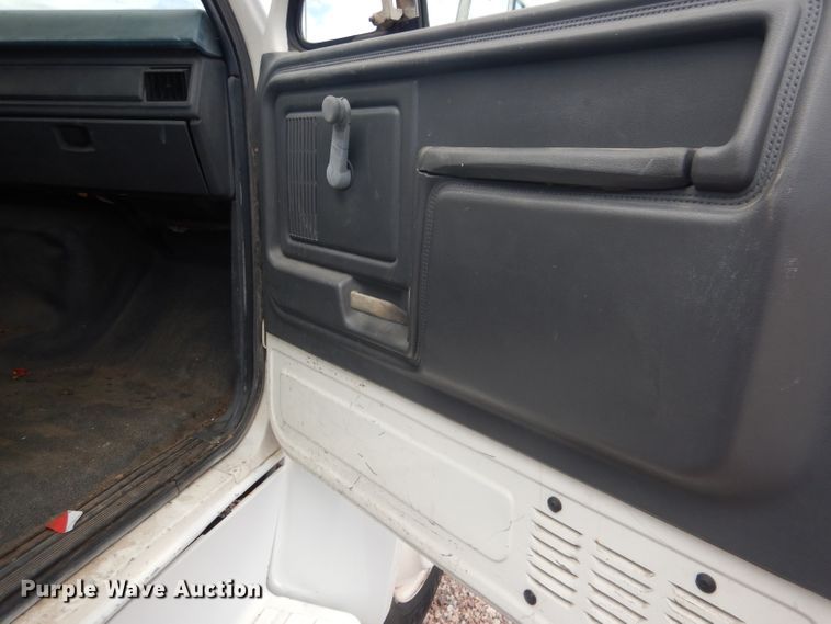 image for item FA9365 1993 Ford F700  flatbed truck