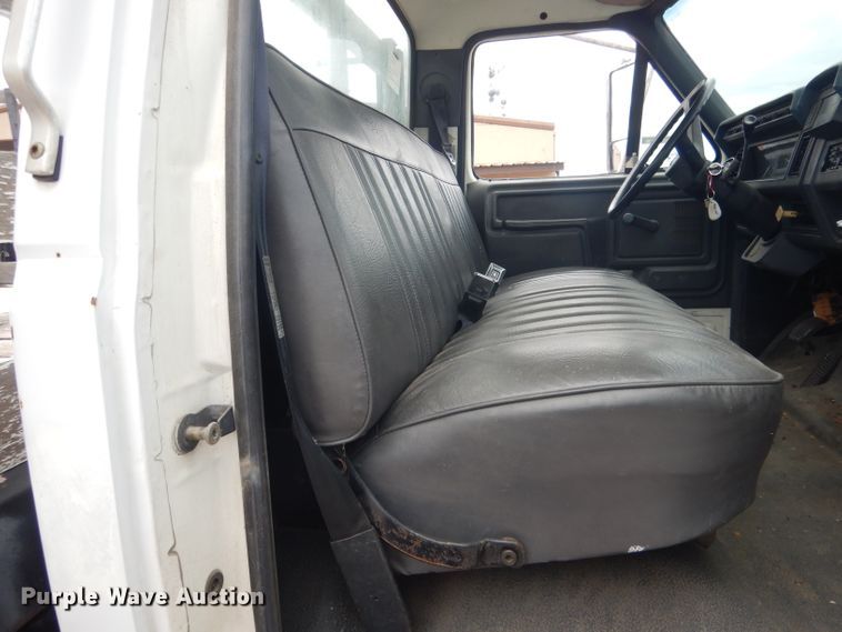 image for item FA9365 1993 Ford F700  flatbed truck