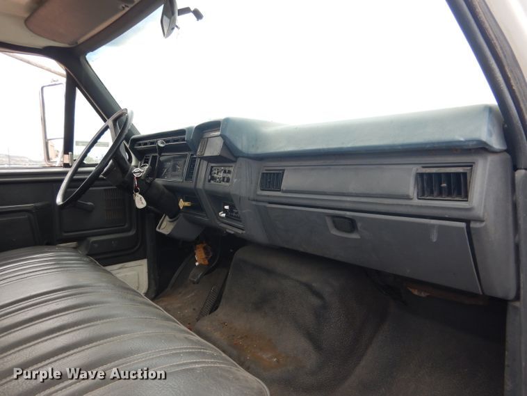 image for item FA9365 1993 Ford F700  flatbed truck