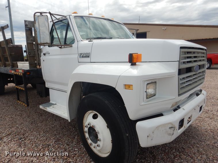 image for item FA9365 1993 Ford F700  flatbed truck