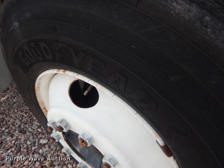 image for item FA9365 1993 Ford F700  flatbed truck